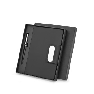 Conjunto composto por 1 caneta esferográfica e 1 caderno, em PU e aço inox com logotipo Conjunto composto por 1 caneta esferográfica e 1 caderno, em PU e aço inox com logotipo